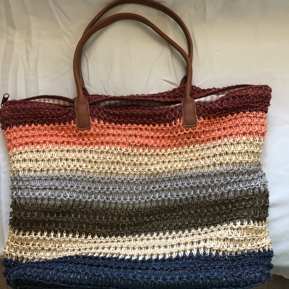 Go to the beach this summer with this woven sack by Target’s brand Merona! - Picture 5 of 8